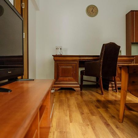 Old Town Historic Apartment With Backyard Mini Park Βουκουρέστι Εξωτερικό φωτογραφία