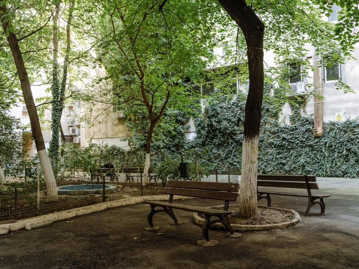 Old Town Historic Apartment With Backyard Mini Park Βουκουρέστι Εξωτερικό φωτογραφία