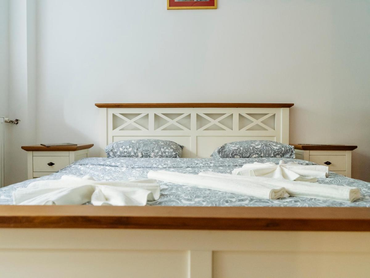 Old Town Historic Apartment With Backyard Mini Park Βουκουρέστι Εξωτερικό φωτογραφία