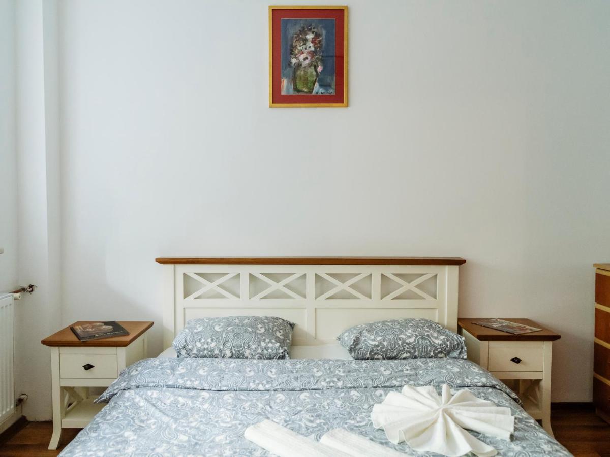 Old Town Historic Apartment With Backyard Mini Park Βουκουρέστι Εξωτερικό φωτογραφία