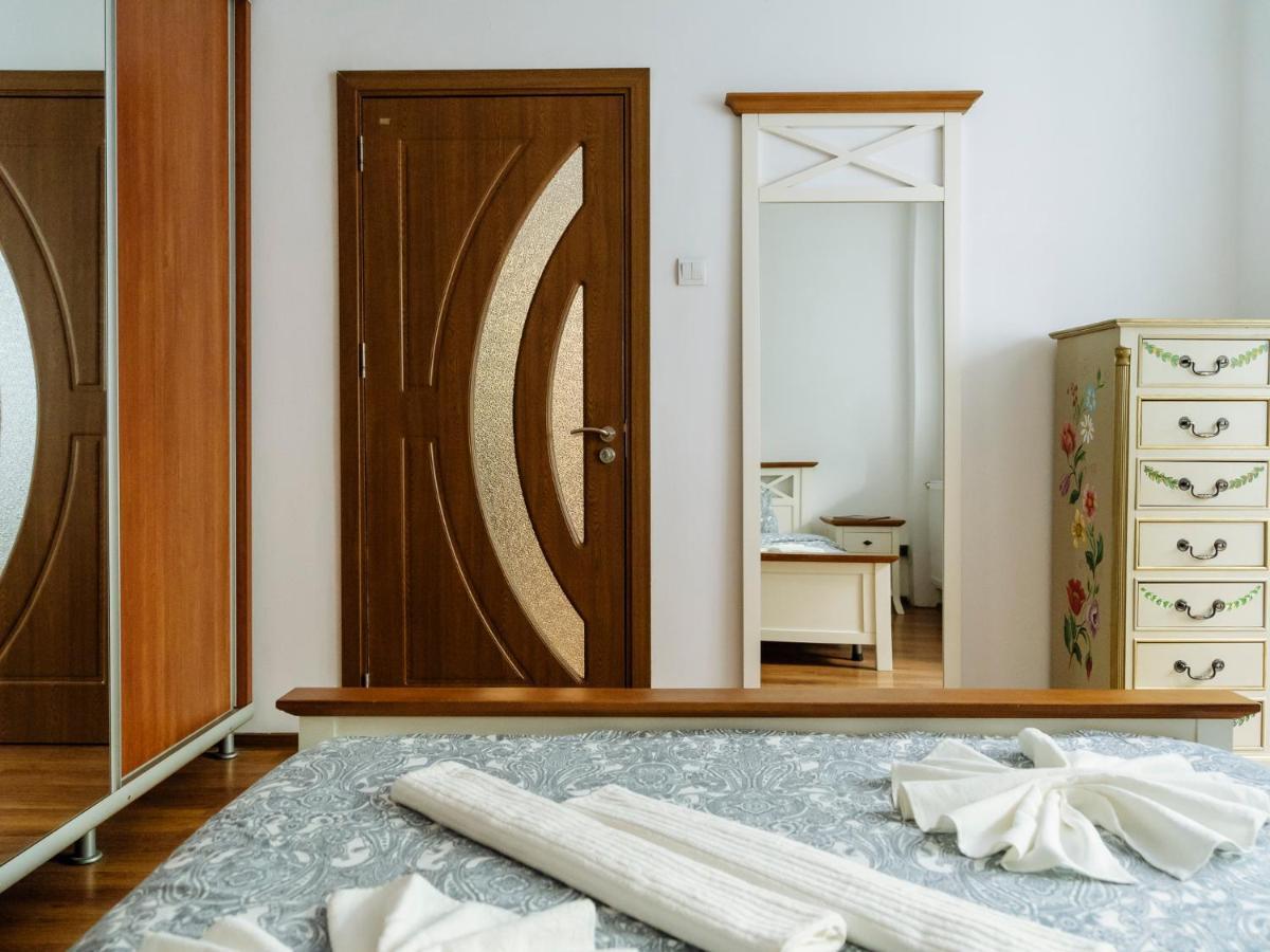 Old Town Historic Apartment With Backyard Mini Park Βουκουρέστι Εξωτερικό φωτογραφία